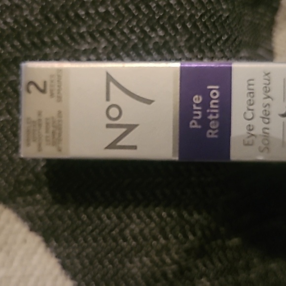 No7 pure retinol eye cream - Picture 2 of 3